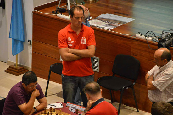 Paco Vallejo (Sestao) observa la partida de Julio Granda (Ajedrez Collado Villalba)