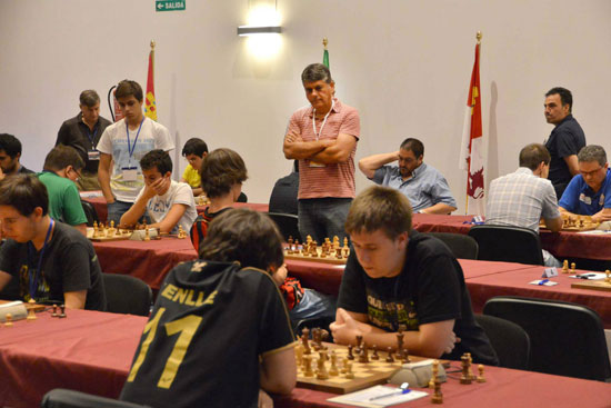Francisco Javier Ochoa de Echagüen (Presidente Federación Española) observa las partidas