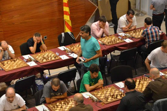 El presidente de la Federación Española, Javier Ochoa, observa las partidas