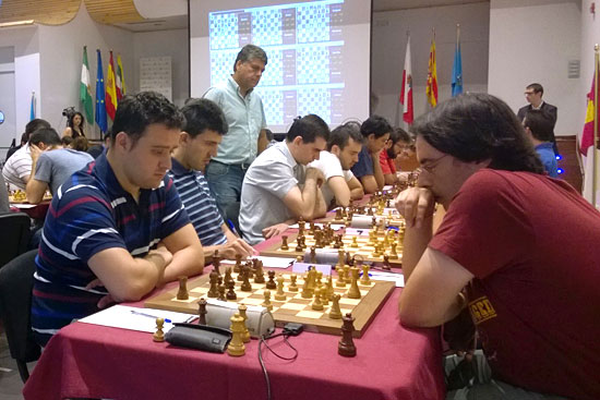 Javier Aguera vs José Cuenca. Detrás, Josep López.