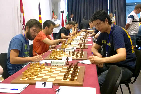 Iván Salgado vs Hipólito Asís. Detrás David Pardo y José Cuenca