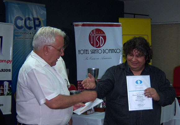 El Lic. Fontclara, Vicepresidente de la Feparaj entrega del título de FST al GM Zenón Franco Ocampos