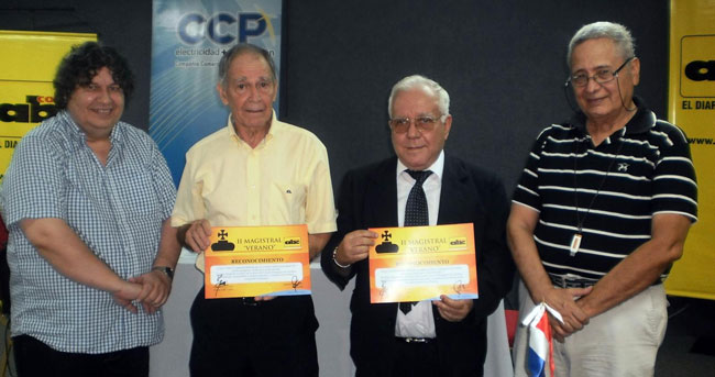 De izquierda a derecha: el GM Zenón Franco, Carlos Ingolotti, Luis Fontclara y Mario Galeano, antes del inicio del II Magistral de Verano - ABC Color. Ingolotti y Fontclara fueron los homenajeados. / ABC Color
