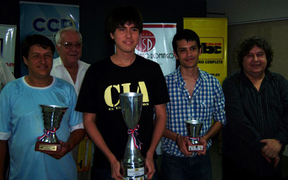 Los tres primeros lugares del abierto 2 Esteban Figari 5,5 pts, 1 Augusto González 6 pts y 3 John Heinechen 5 pts