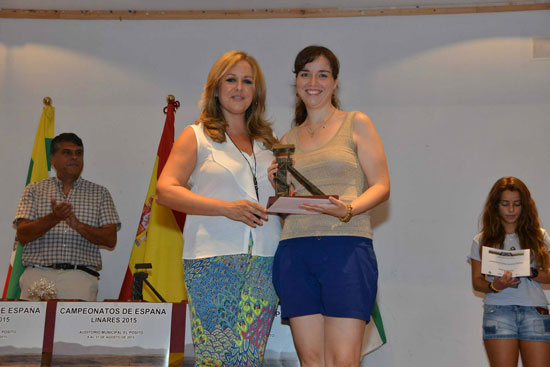Sabrina Vega recibe el trofeo de Campeona de España de manos de Macarena García 