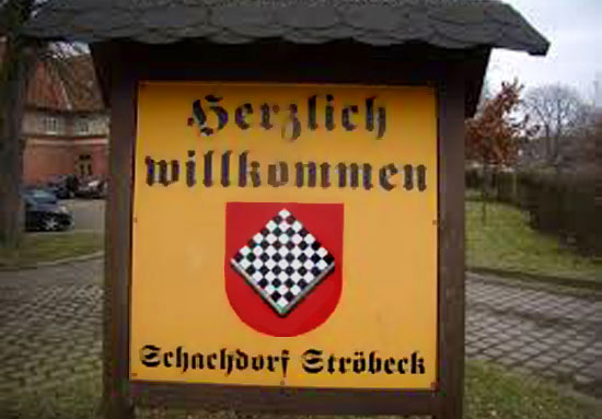 Entrada de bienvenida a Schachdorf Ströbeck con su escudo, un tablero de ajedrez.