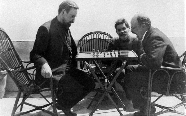 Ajedrez entre Alexander Bogdanov y Lenin. Maximo Gorki observa.
