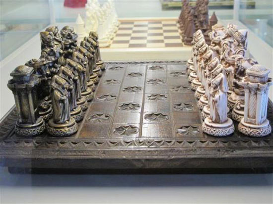 Detalle de piezas de uno de los juegos expuestos en el Museo del Ajedrez de Ankara.