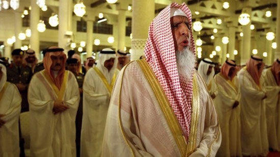 El gran muftí dirige un rezo en una mezquita ante autoridades saudíes.