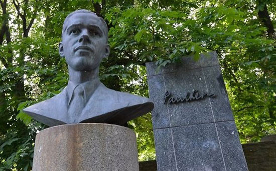 En la capital estonia, Tallin, también hay un monolito conmemorativo del ajedrecista.