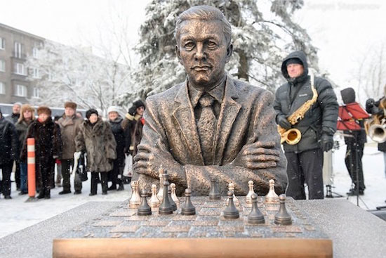 Monumento sedente a Keres en Narva, su ciudad natal.