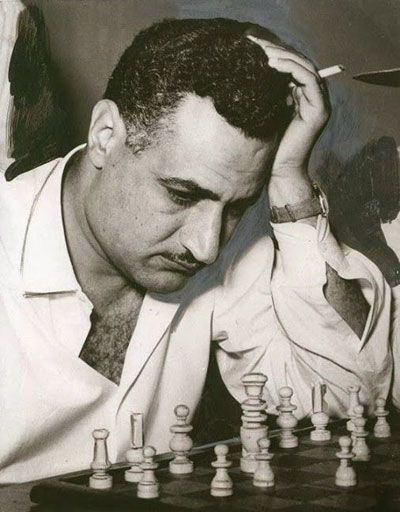 ‘Nasser observa el tablero mientras juega una partida