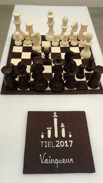 Tablero, piezas y logotipo de chocolate realizado por maestros chocolateros.