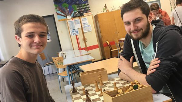 Los dos estudiantes franceses pioneros en el ajedrez, Benoit Courder (izquierda) y David Sambuc de 17 años.