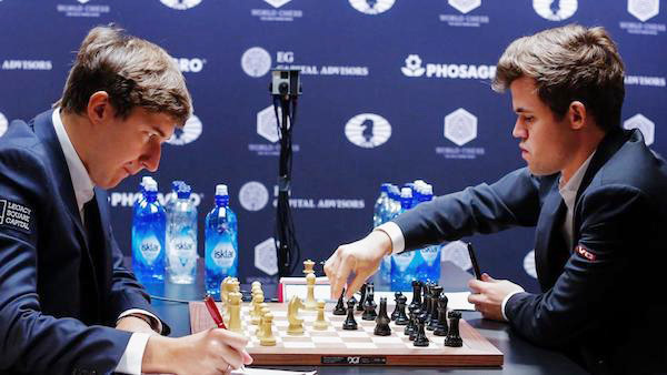 Magnus Carlsen jugando ante Sergei Karjakin en el último campeonato del mundo.