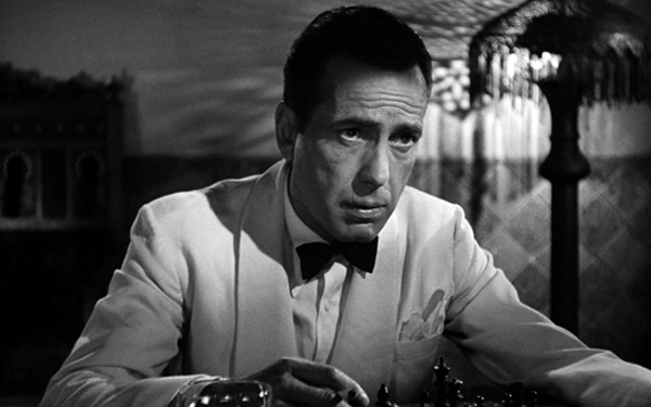 Bogart, Rick en Casablanca, ejerce la que se puede denominar variante Casablanca contra la defensa francesa al inicio del film