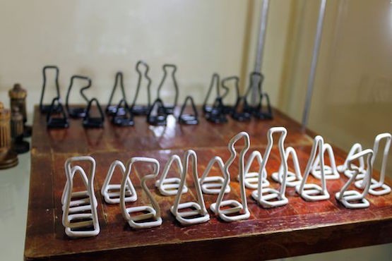 Piezas de ajedrez elaboradas con alambre por presos en el Gulag
