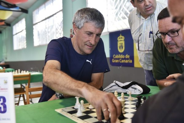 Quique Setién jugando al ajedrez en Las Palmas