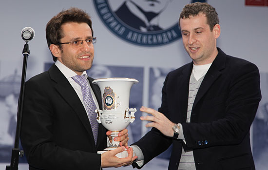 Levon Aronian recibe el trofeo de manos de Ilya Levitov, Director Federación Rusa de Ajedrez
