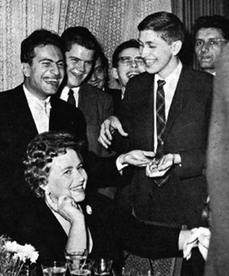 Fischer le lee la mano a Tal en Lepzig 1960
