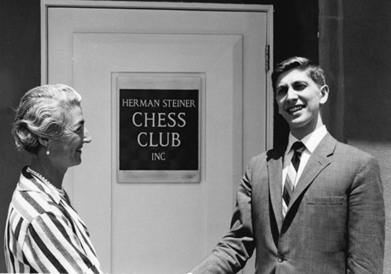 1961 Jacqueline Piatigorsky y Bobby Fischer en el Herman Steiner Chess Club