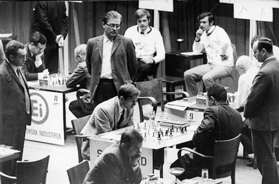 29 de abril Larsen mirando Fischer vs Petrosian