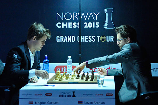 R 8 Carlsen vence a Aronian 
