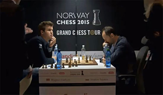 R 1 Carlsen es informado de que acaba de perder por tiempo 