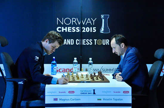 R 1 Desastroso comienzo de Carlsen al perder con Topalov por tiempo en posición ganada 