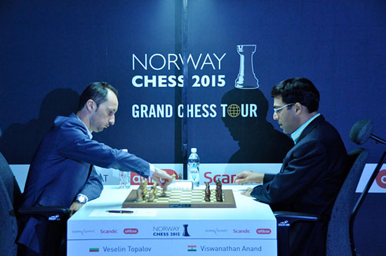 R 9 Topalov juega práctico y empata con Anand asegurándose la victoria 