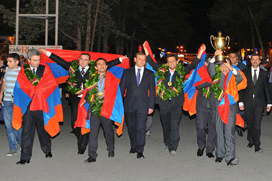 El Presidente de Armenia Serzh Sargsyan celebra con el equipo por las calles de Ereván 