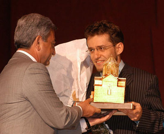 Match Aronian vs Kramnik 2007, el Primer Ministro Serzh Sargsian entrega el trofeo de ganador a Aronian