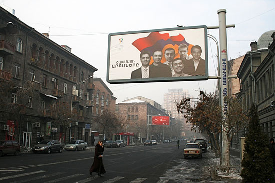 Foto en una calle de Erevan celebrando la victoria armenia en la Olimpiada de Dresde 2008