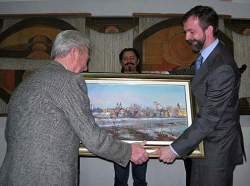 85 años de Gligoric, recibe un regalo del Alcalde de Pancevo, Srdjan Mikovic, un paisaje del río Danubio