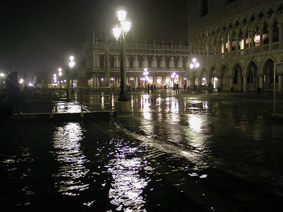 Acqua alta de noche en 2005 