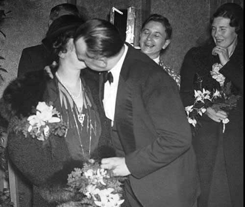 Alekhine besa a su esposa Grace tras recobrar su título mundial Holanda 1937