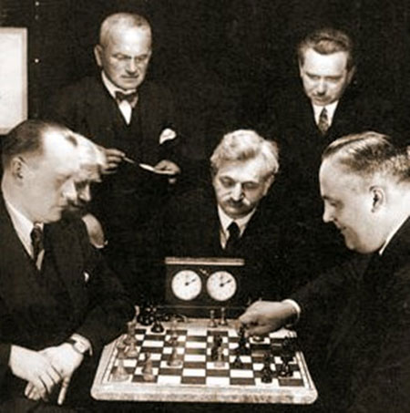Alekhine jugando con Bogoljubov, Lasker mira sentado