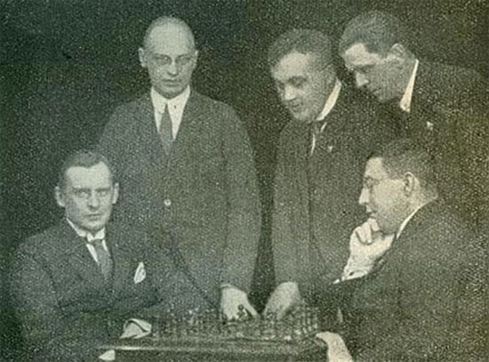 Alekhine vs Rubinstein, parados Tartakower, Bogoljubow y Maroczy