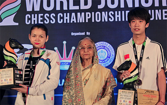 Aleksandra Goryachkina y Lu Shanglei con Pratibha Patil expresidente de la India