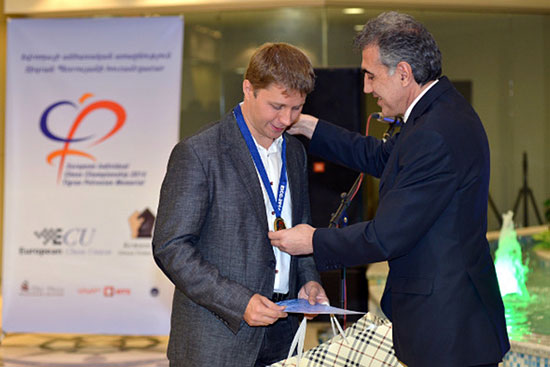 Alexander Motylev Campeón de Europa 2014 es premiado por Lputjan