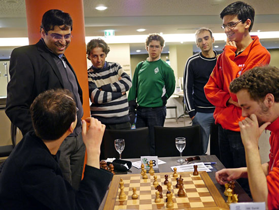 Ambiente de Bundesliga, Anand en un divertido post mortem de Kasimdzhanov vs Pruijssers con Giri 
