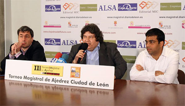 Ivanchuk, Franco, jefe de prensa, y Anand en León 2008