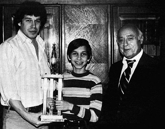 Joel Benjamin y su trofeo tras vencer en Manhattan en 1978