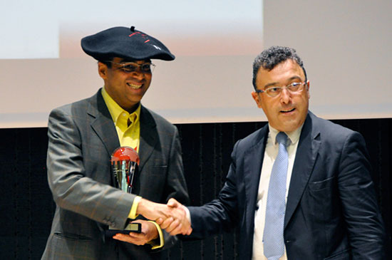 Anand campeón de Bilbao con su Txapela 
