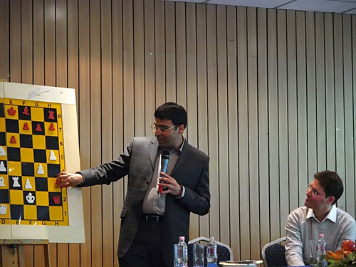 Anand comenta su partida con Lautier, Leko mira