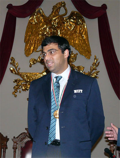 Anand con su medalla de campeón del mundo en México 2007