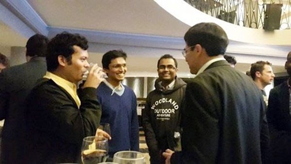 Anand en Gibraltar 2016 frente a Harikrishna y otros maestros indios © Nisha Mohota