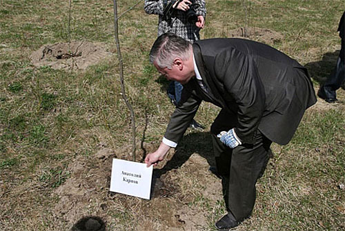 Anatoly Karpov también plantando un árbol para el futuro en Poikovksy en 2010