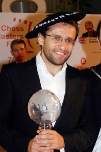 Aronian con la txapela y el trofeo de campeón 