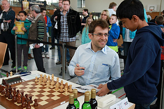 Aronian firmando autógrafos antes de la partida. Liga Alemania 2014